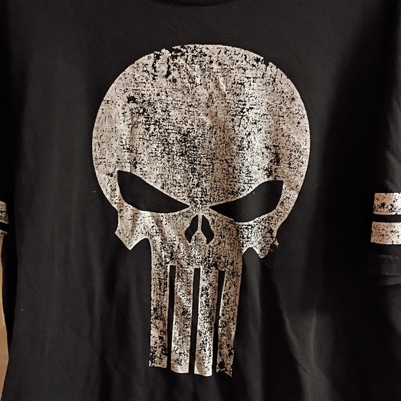 2/$10 Marvel Black Punisher Tee Size 2XL - Picture 2 of 7